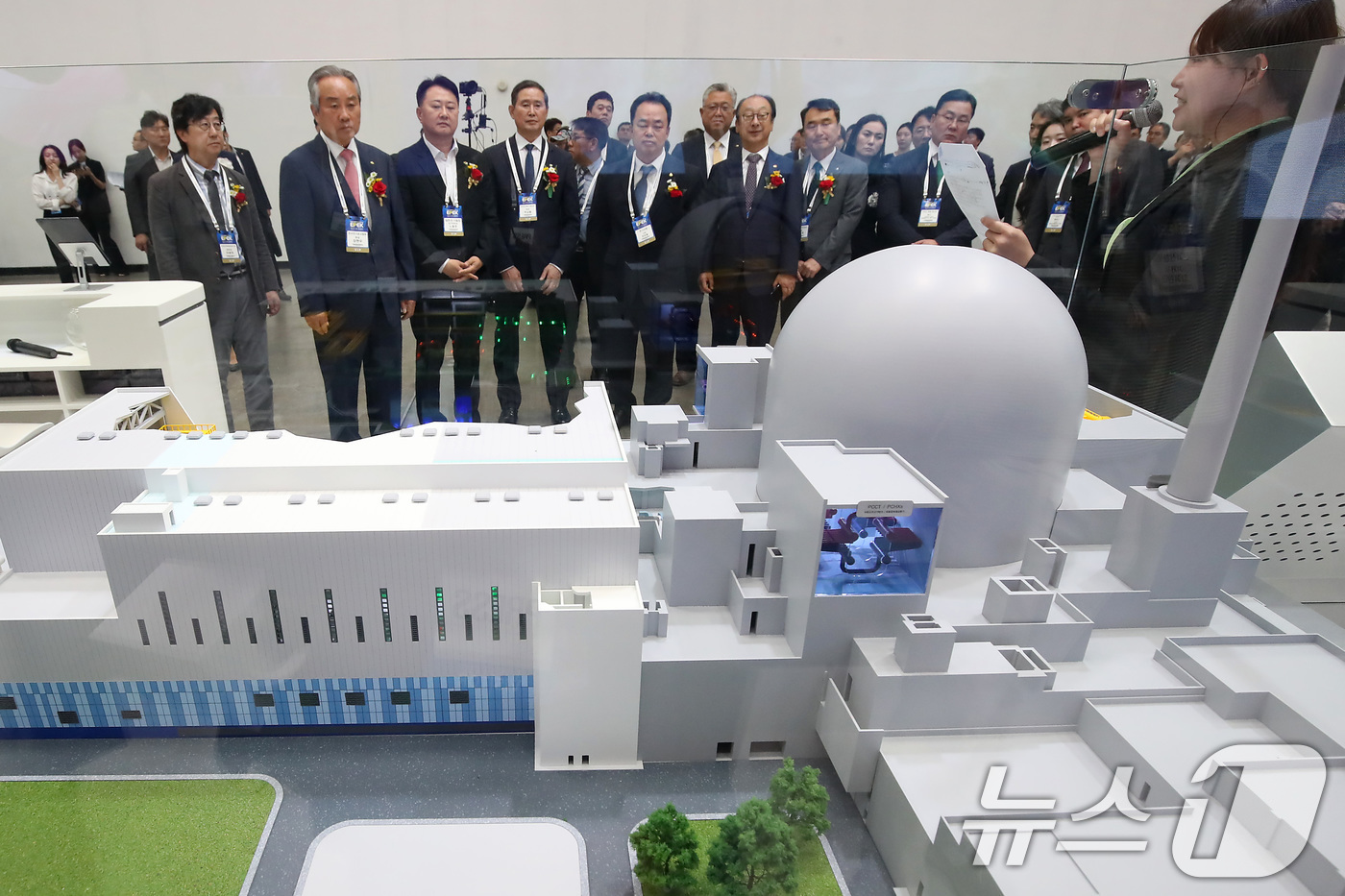 (대구=뉴스1) 공정식 기자 = 11일 대구 북구 엑스코(EXCO)에서 개막한 '2025 대한민국 전기산업 엑스포'를 찾은 내빈들이 한국수력원자력 부스에 전시된 1000㎿(메가와트 …