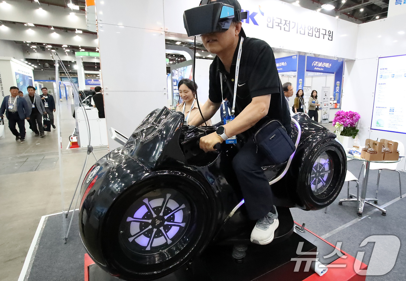 (대구=뉴스1) 공정식 기자 = 11일 대구 북구 엑스코(EXCO)에서 개막한 '2025 대한민국 전기산업 엑스포'를 찾은 관람객이 한국전기산업연구원(ERIK) 부스에 마련된 전기 …