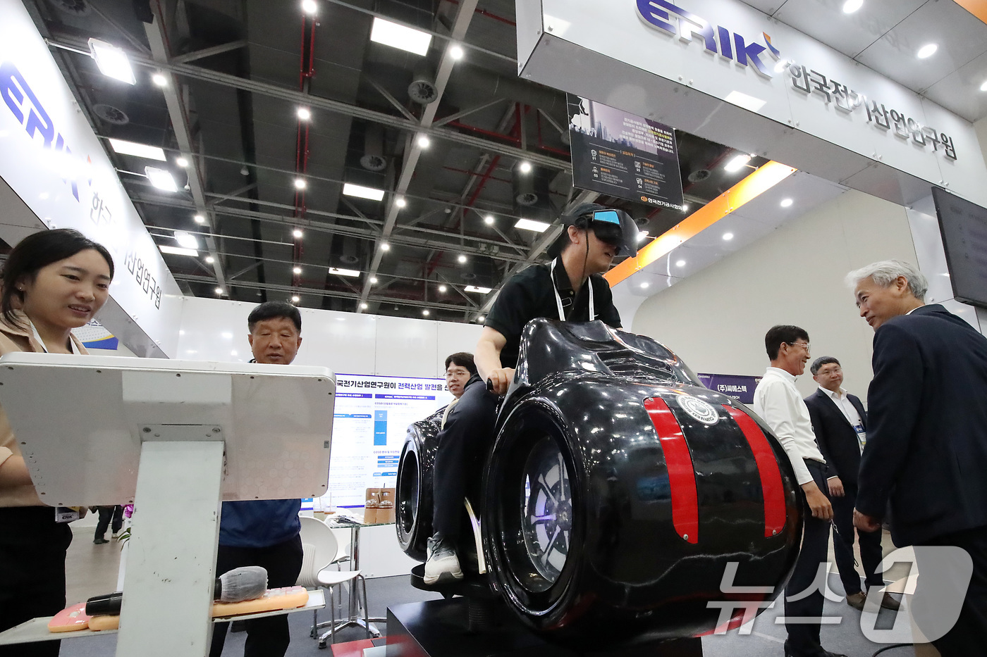 (대구=뉴스1) 공정식 기자 = 11일 대구 북구 엑스코(EXCO)에서 개막한 '2025 대한민국 전기산업 엑스포'를 찾은 관람객이 한국전기산업연구원(ERIK) 부스에 마련된 전기 …