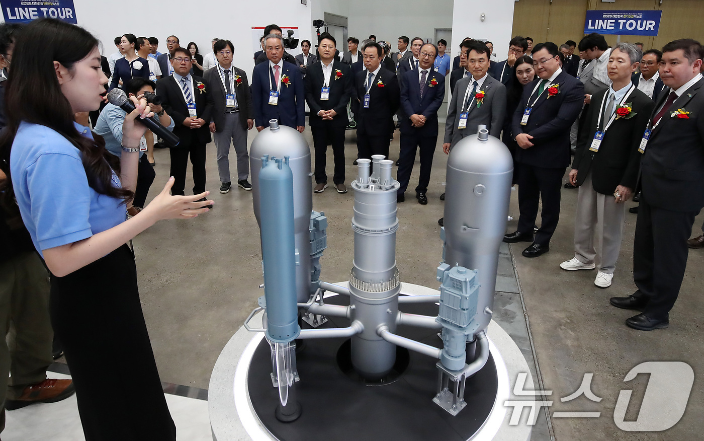 (대구=뉴스1) 공정식 기자 = 11일 대구 북구 엑스코(EXCO)에서 개막한 '2025 대한민국 전기산업 엑스포'를 찾은 내빈들이 두산에너빌리티 부스에 전시된 원자로냉각재계통(R …