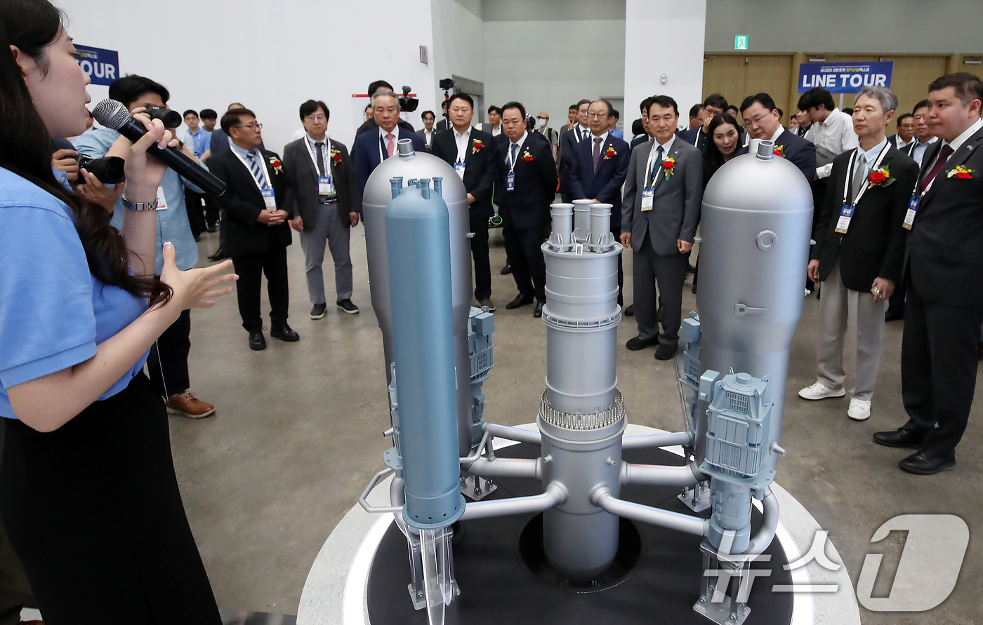 (대구=뉴스1) 공정식 기자 = 11일 대구 북구 엑스코(EXCO)에서 개막한 '2025 대한민국 전기산업 엑스포'를 찾은 내빈들이 두산에너빌리티 부스에 전시된 원자로냉각재계통(R …