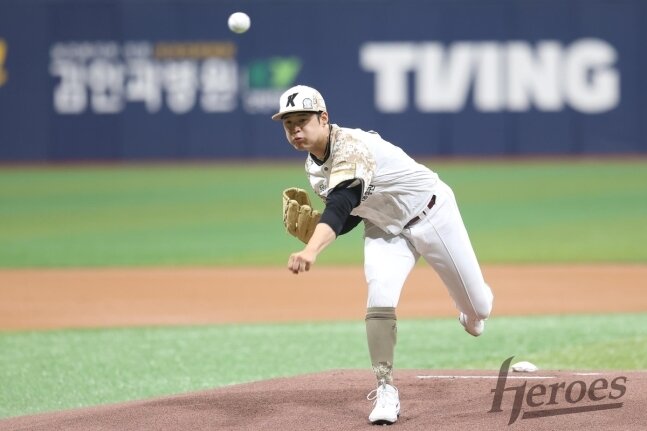 본문 이미지 - 키움 신인 정현우가 투구하고 있다.(키움 히어로즈 제공)