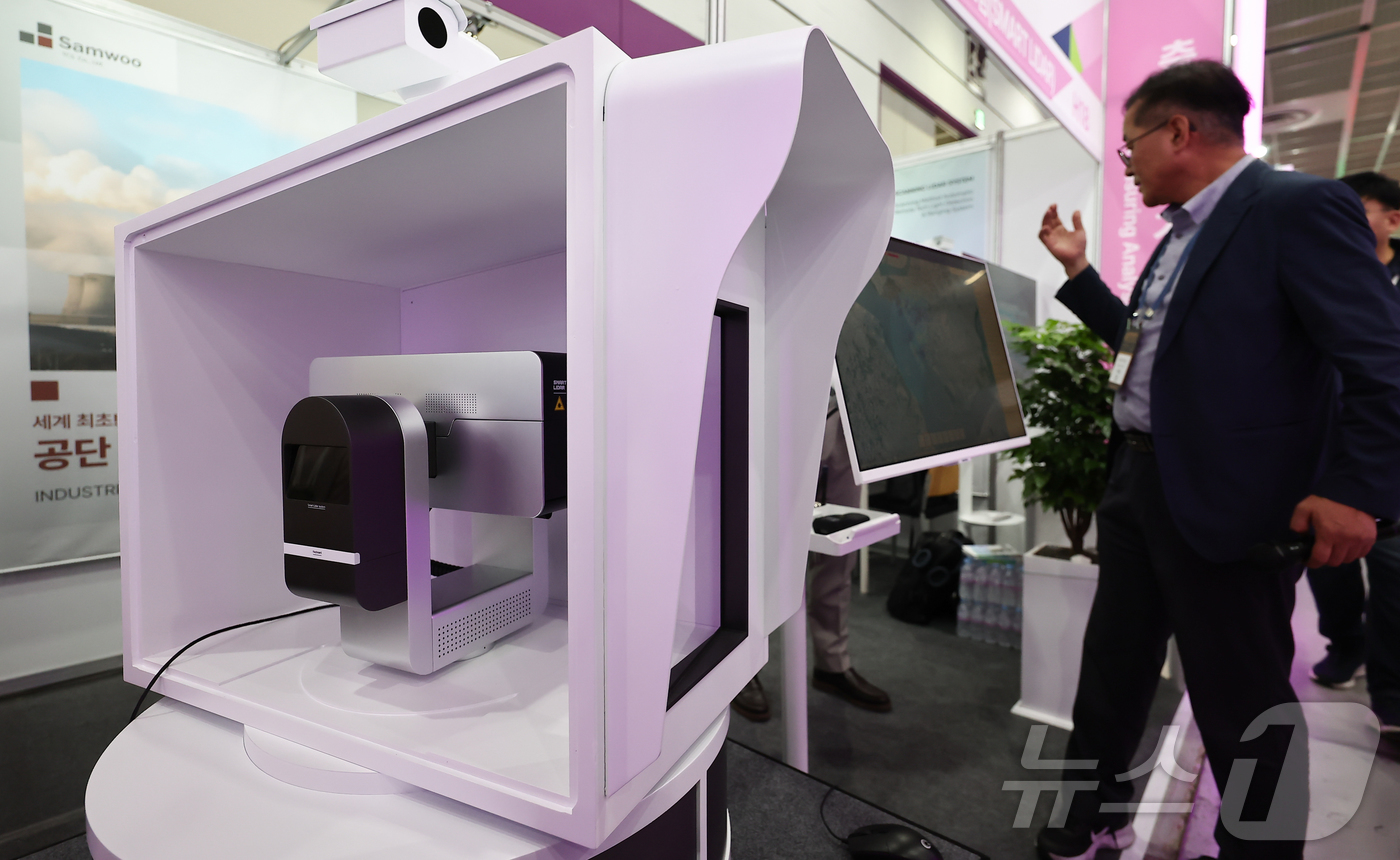 (서울=뉴스1) 김도우 기자 = 11일 서울 강남구 코엑스에서 열린 '제46회 국제환경산업기술&그린에너지전'에서 관람객들이 레이더를 활용한 미세먼지 감지 시스템을 살펴보고 있다. …