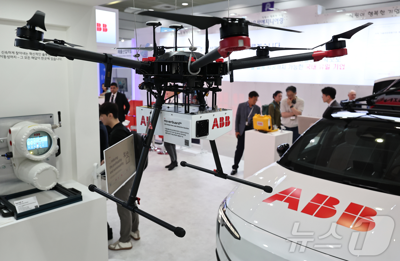 (서울=뉴스1) 김도우 기자 = 11일 서울 강남구 코엑스에서 열린 '제46회 국제환경산업기술&그린에너지전'에서 관람객들이 드론을 활용한 천연가스 누출 감지 시스템을 살펴보고 있다 …