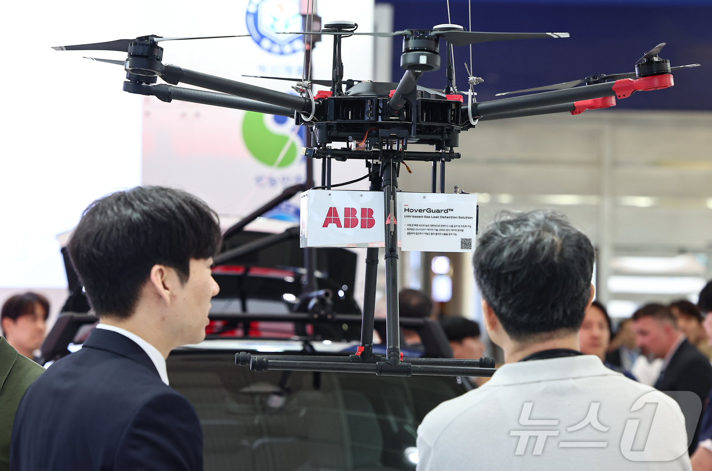 (서울=뉴스1) 김도우 기자 = 11일 서울 강남구 코엑스에서 열린 '제46회 국제환경산업기술&그린에너지전'에서 관람객들이 드론을 활용한 천연가스 누출 감지 시스템을 살펴보고 있다 …