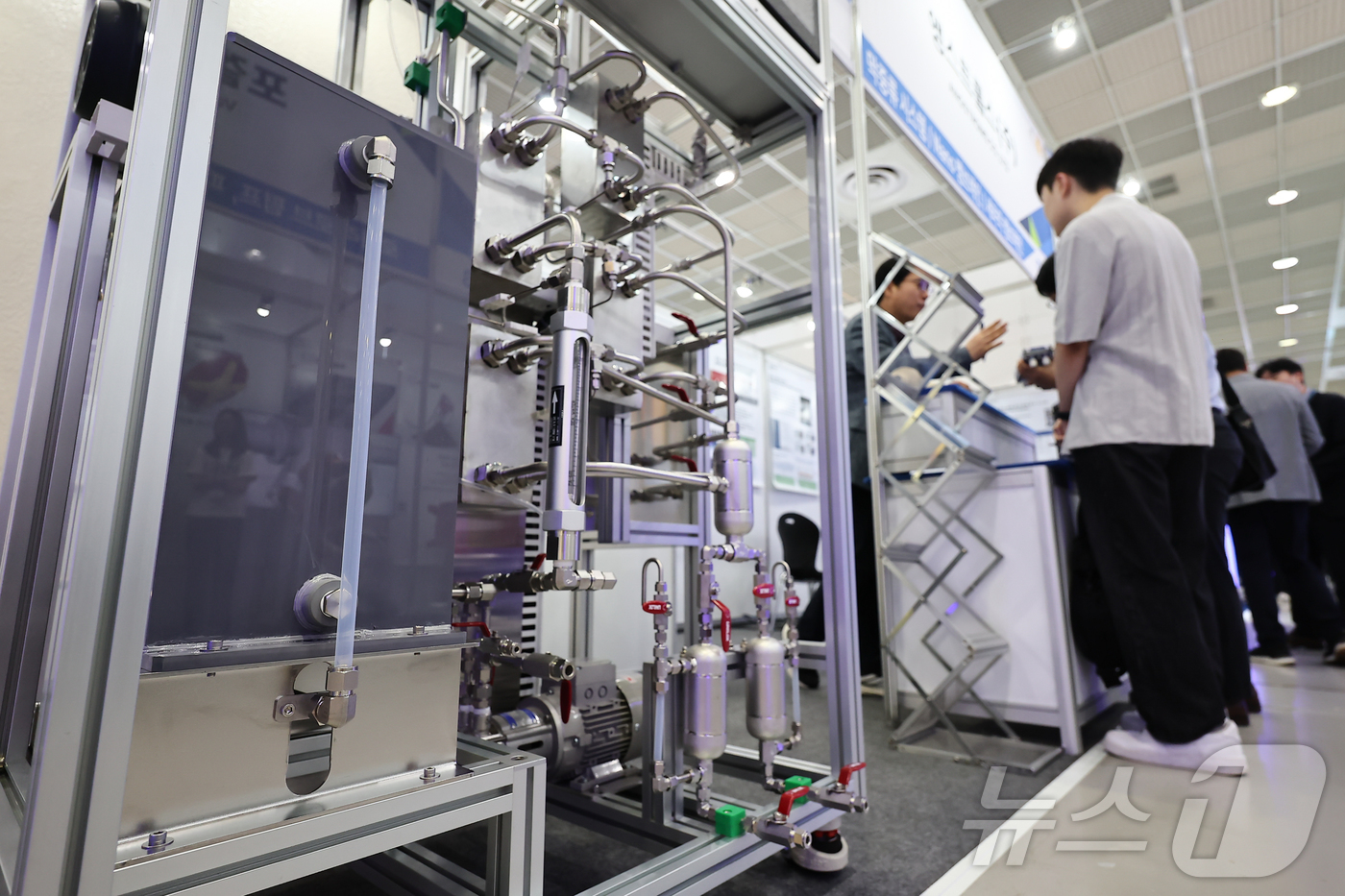 (서울=뉴스1) 김도우 기자 = 11일 서울 강남구 코엑스에서 열린 '제46회 국제환경산업기술&그린에너지전'에서 관람객들이 증류 시스템을 살펴보고 있다. 2025.6.11/뉴스1