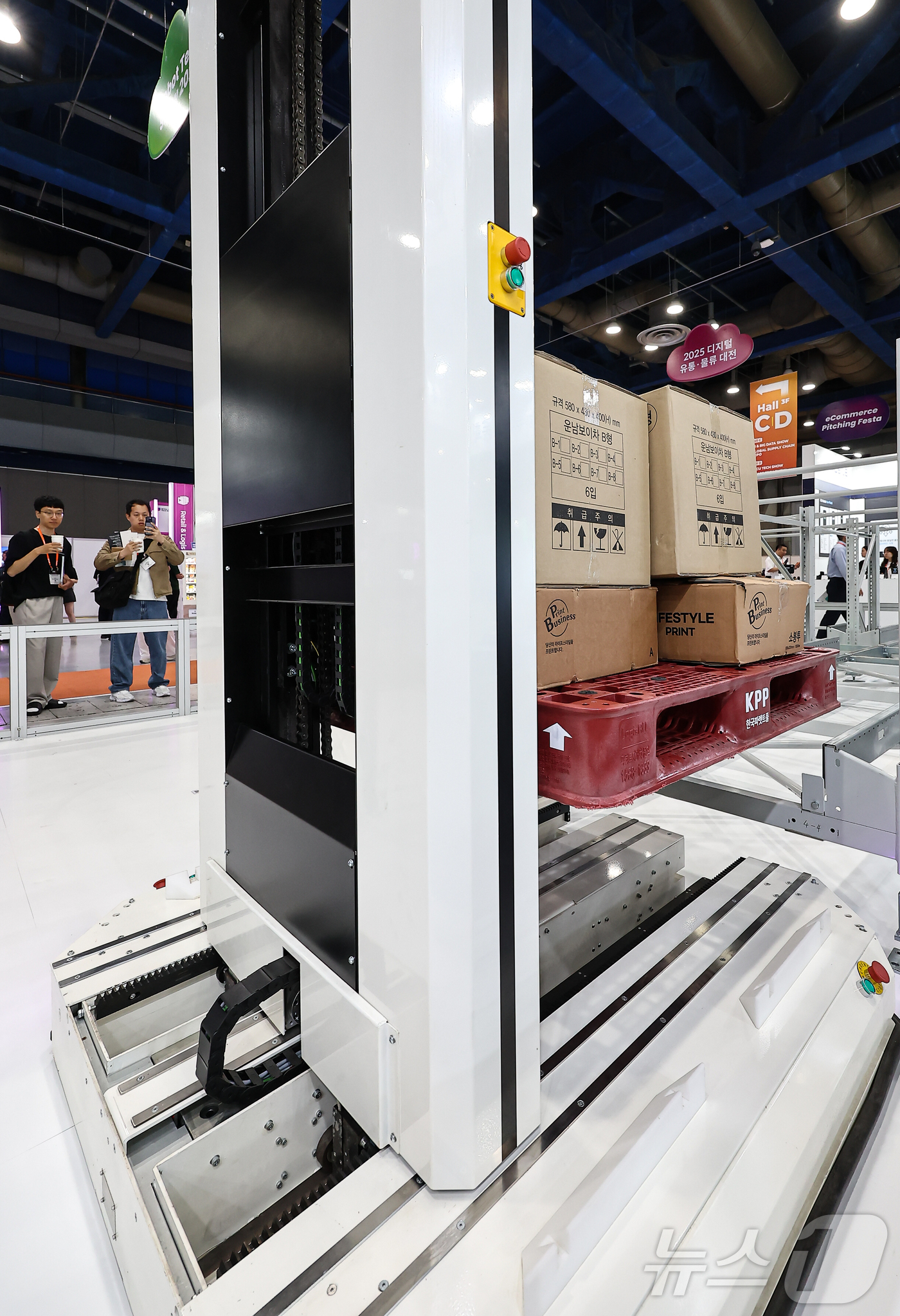 (서울=뉴스1) 김도우 기자 = 11일 서울 강남구 코엑스에서 열린 '2025 스마트테크 코리아'에서 관람객들이 로봇을 활용한 물류시스템을 살펴보고 있다.올해로 14회째 맞는 이번 …