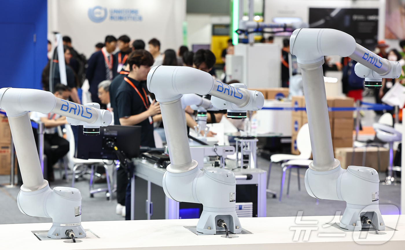 (서울=뉴스1) 김도우 기자 = 11일 서울 강남구 코엑스에서 열린 '2025 스마트테크 코리아'에서 관람객들이 로봇을 활용한 제조시스템을 살펴보고 있다.올해로 14회째 맞는 이번 …