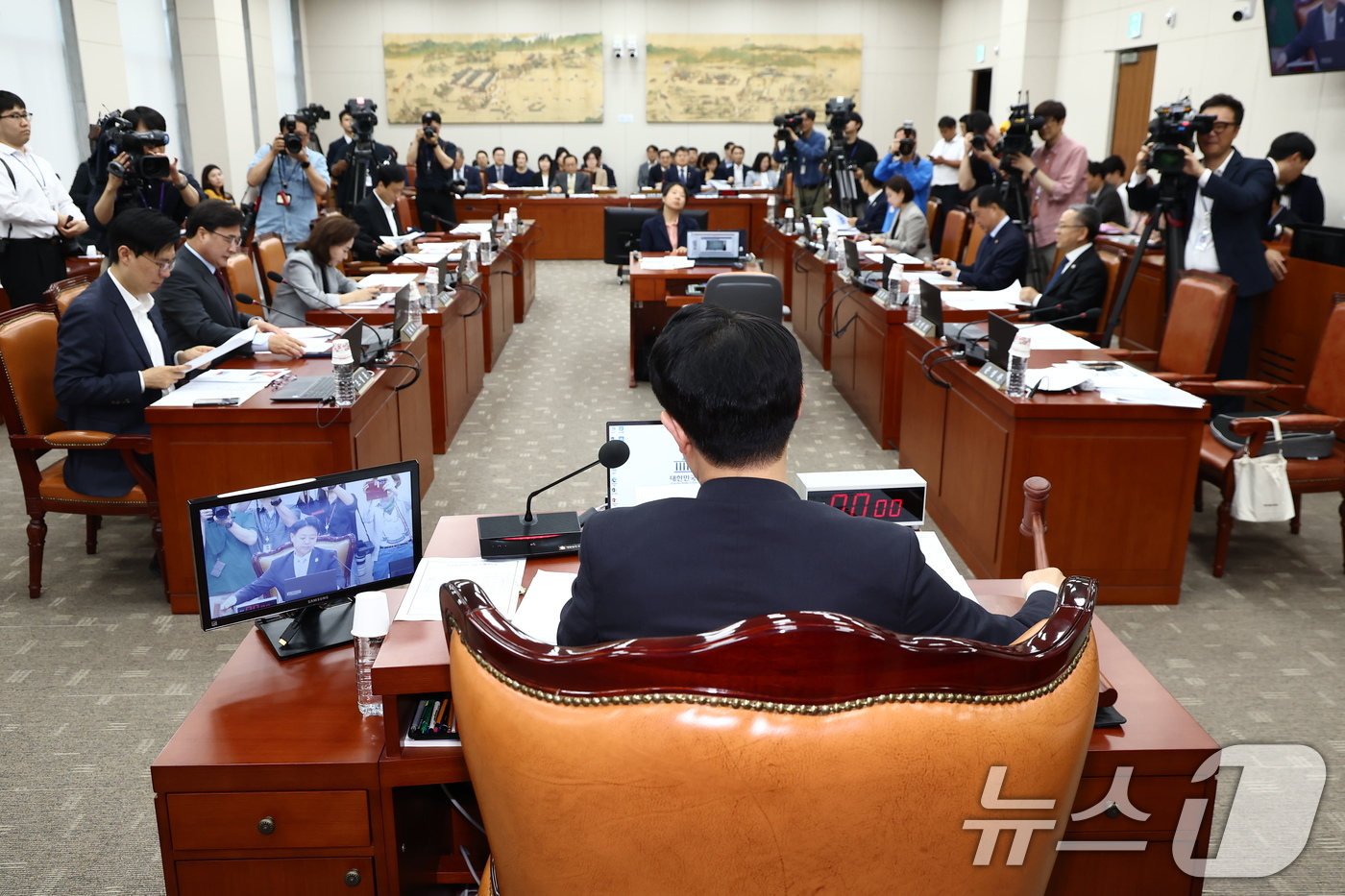 (서울=뉴스1) 김민지 기자 = 김영호 교육위원장이 11일 오후 서울 여의도 국회에서 열린 교육위원회 전체회의에서 의사봉을 두드리고 있다. 2025.6.11/뉴스1