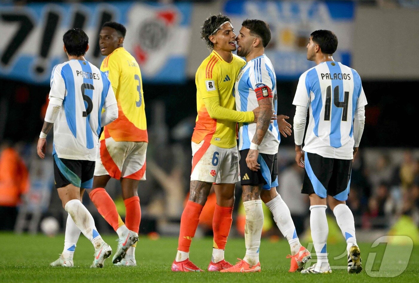 본문 이미지 - 아르헨티나와 콜롬비아가 1-1로 비겼다. ⓒ AFP=뉴스1