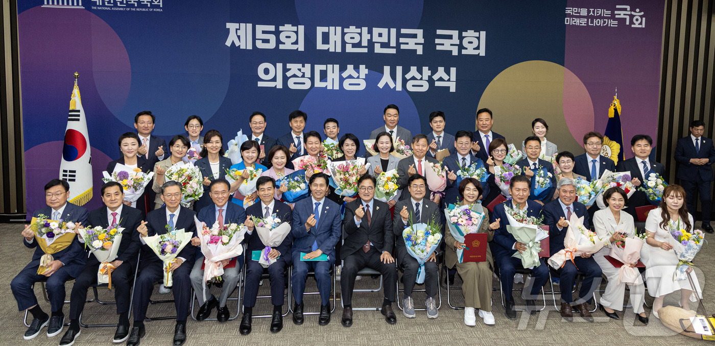 (서울=뉴스1) 이재명 기자 = 우원식 국회의장이 11일 오후 서울 여의도 국회에서 열린 제5회 대한민국 국회 의정대상 시상식에서 수상 받은 의원들과 함께 기념촬영을 하고 있다. …