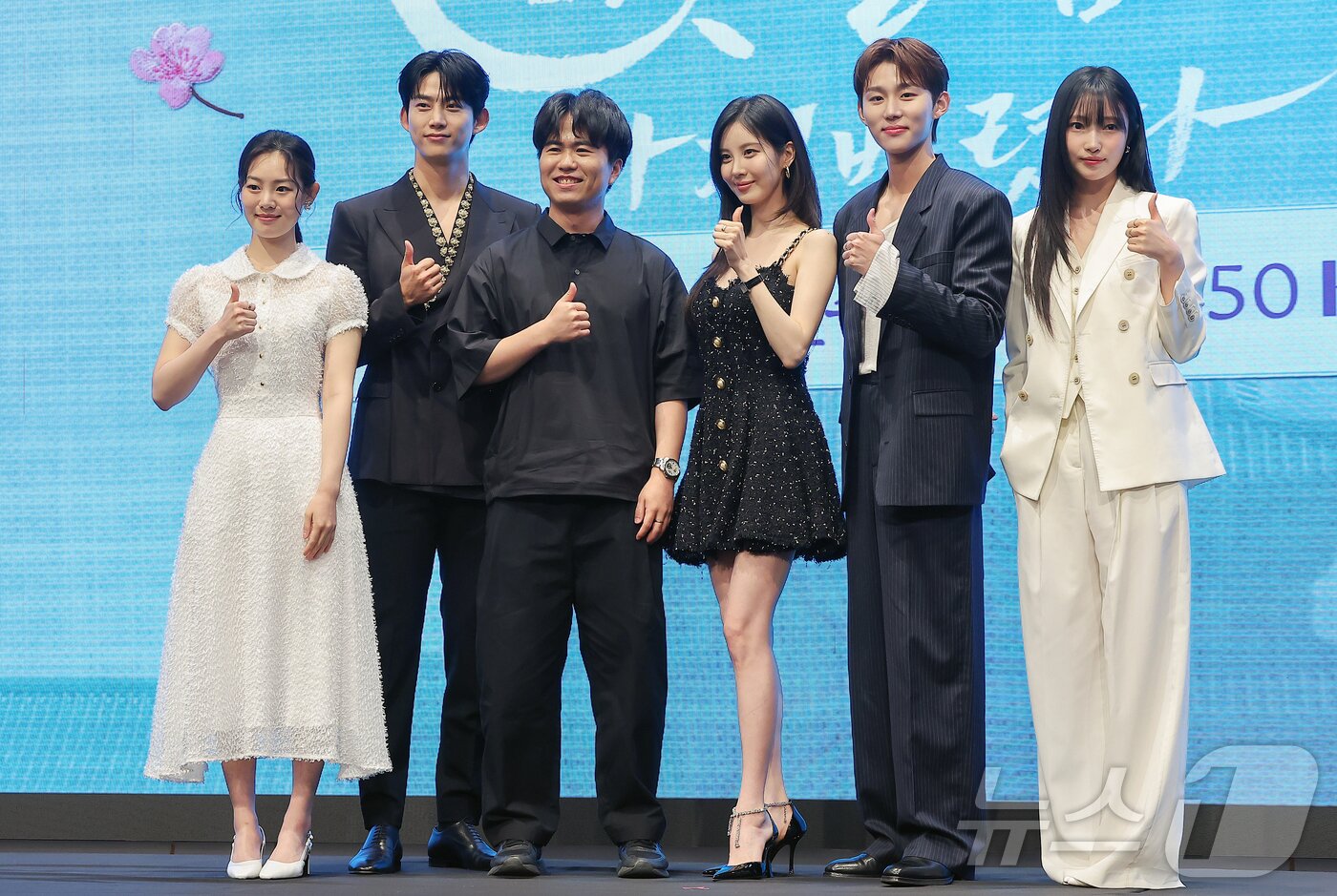 본문 이미지 - 배우 권한솔&#40;왼쪽부터&#41;, 옥택연, 이웅희 PD, 배우 서현, 서범준, 지혜원이 11일 오후 서울 구로구 신도림동 더 세인트 그랜드볼룸에서 열린 KBS 2TV 새 수목드라마 &#39;남주의 첫날밤을 가져버렸다&#39; 제작발표회에 참석해 포즈를 취하고 있다. ‘남주의 첫날밤을 가져가버렸다’는 평범한 여대생의 영혼이 깃든 로맨스 소설 속 병풍 단역이 소설 최강 집착남주와 하룻밤을 보내며 펼쳐지는 로맨스 판타지극이다. 2025.6.11/뉴스1 ⓒ News1 김진환 기자