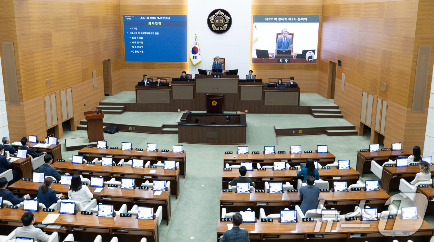 (서울=뉴스1) 이승배 기자 = 김인제 서울시의회 부의장이 11일 오후 서울 중구 서울시의회에서 열린 제331회 정례회 제2차 본회의를 주재하고 있다. 2025.6.11/뉴스1