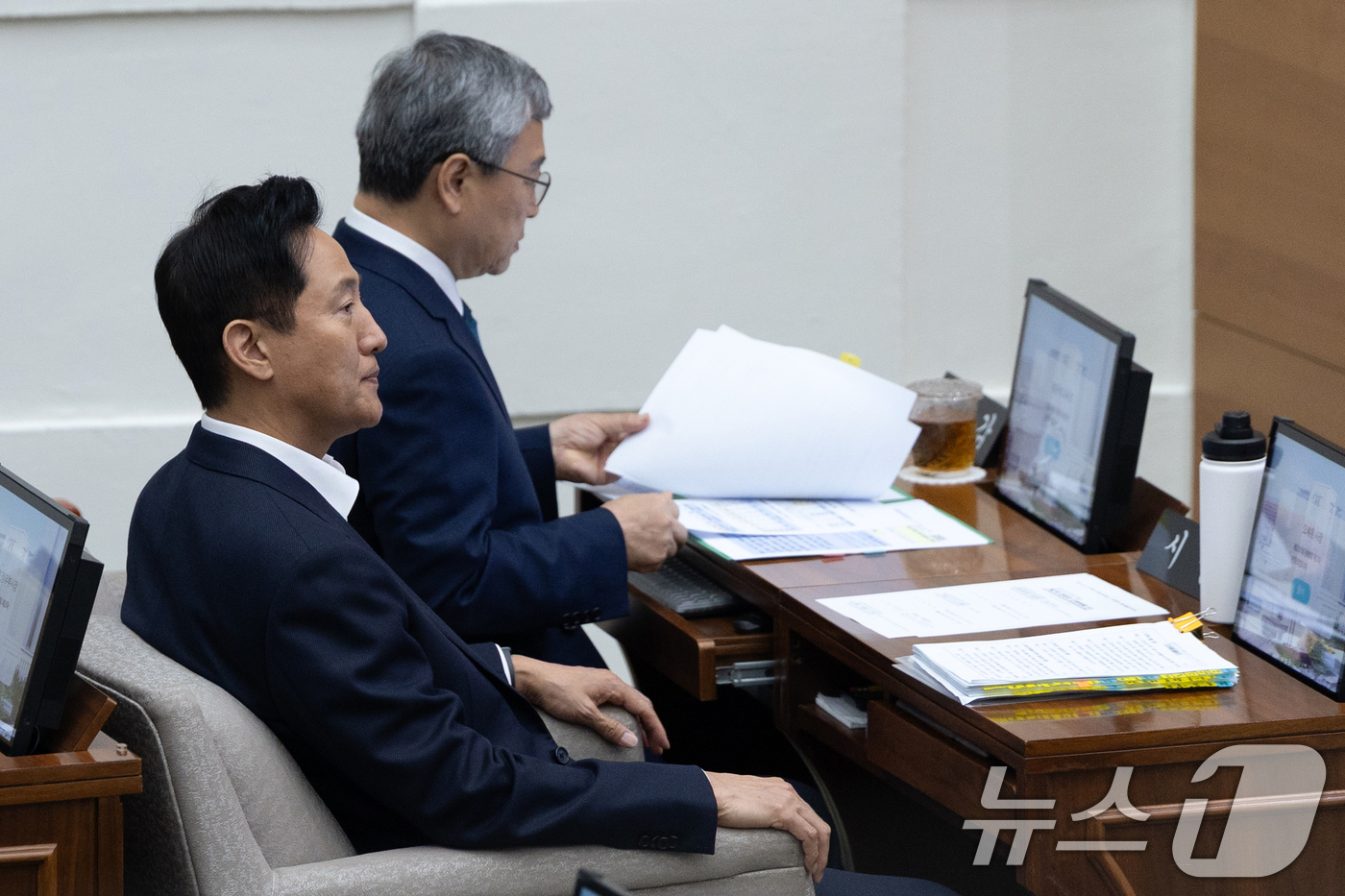 (서울=뉴스1) 이승배 기자 = 오세훈 서울시장과 정근식 서울시교육감이 11일 오후 서울 중구 서울시의회에서 열린 제331회 정례회 제2차 본회의에 자리하고 있다. 2025.6.1 …