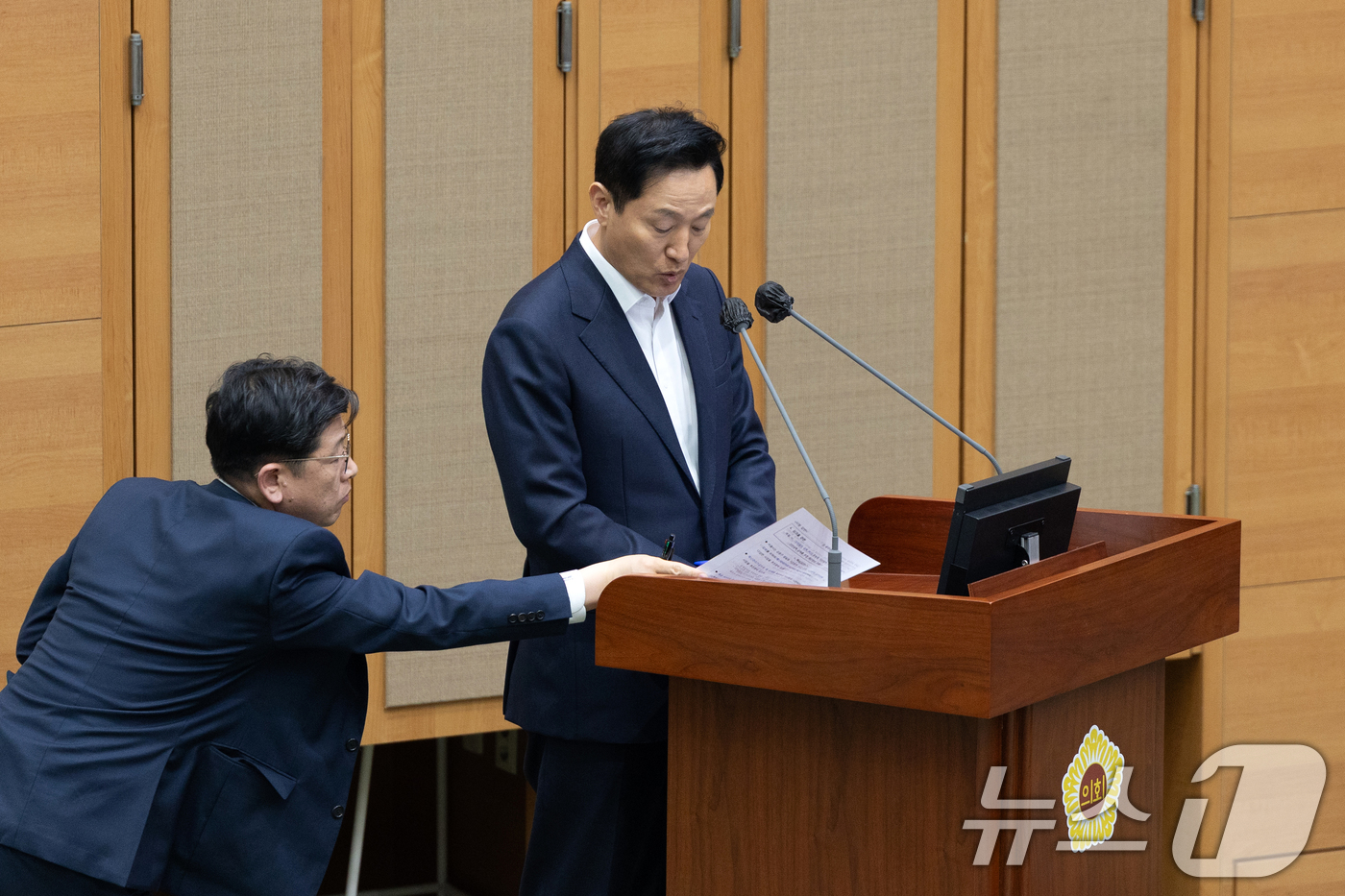 (서울=뉴스1) 이승배 기자 = 오세훈 서울시장이 11일 오후 서울 중구 서울시의회에서 열린 제331회 정례회 제2차 본회의에서 박수빈 서울시의원의 시정질문에 답변 중 관련 자료를 …