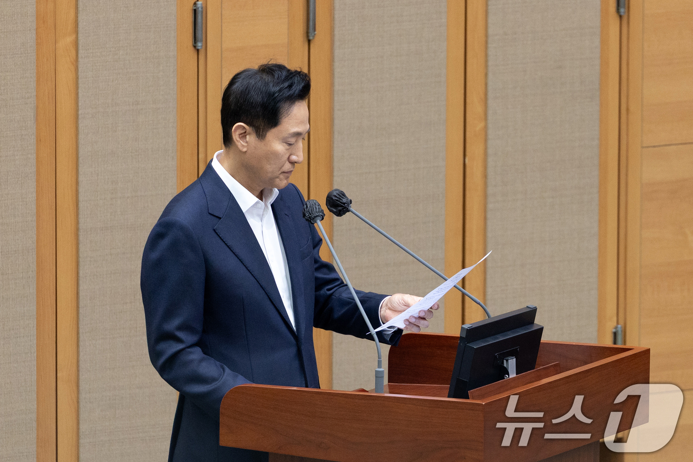 (서울=뉴스1) 이승배 기자 = 오세훈 서울시장이 11일 오후 서울 중구 서울시의회에서 열린 제331회 정례회 제2차 본회의에서 박수빈 서울시의원의 시정질문에 답변 중 관련 자료를 …