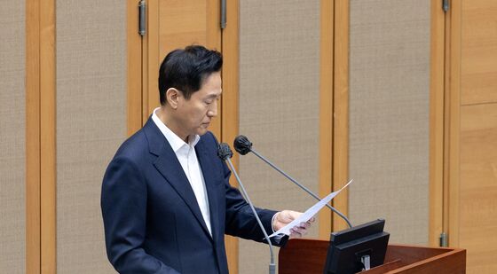 싱크홀 관련 자료 살펴보는 오세훈 시장