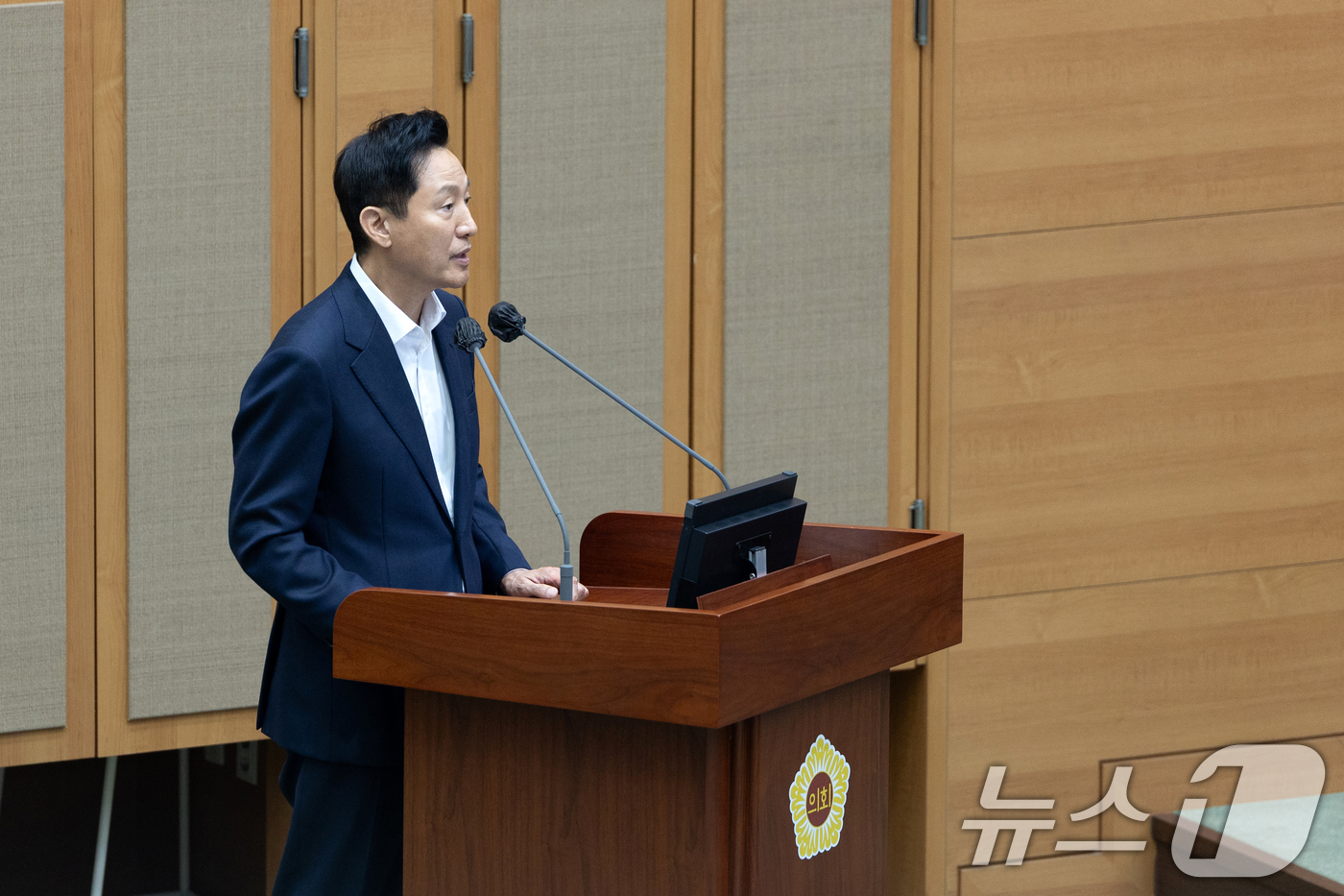 (서울=뉴스1) 이승배 기자 = 오세훈 서울시장이 11일 오후 서울 중구 서울시의회에서 열린 제331회 정례회 제2차 본회의에서 박수빈 서울시의원의 시정질문에 답하고 있다. 202 …
