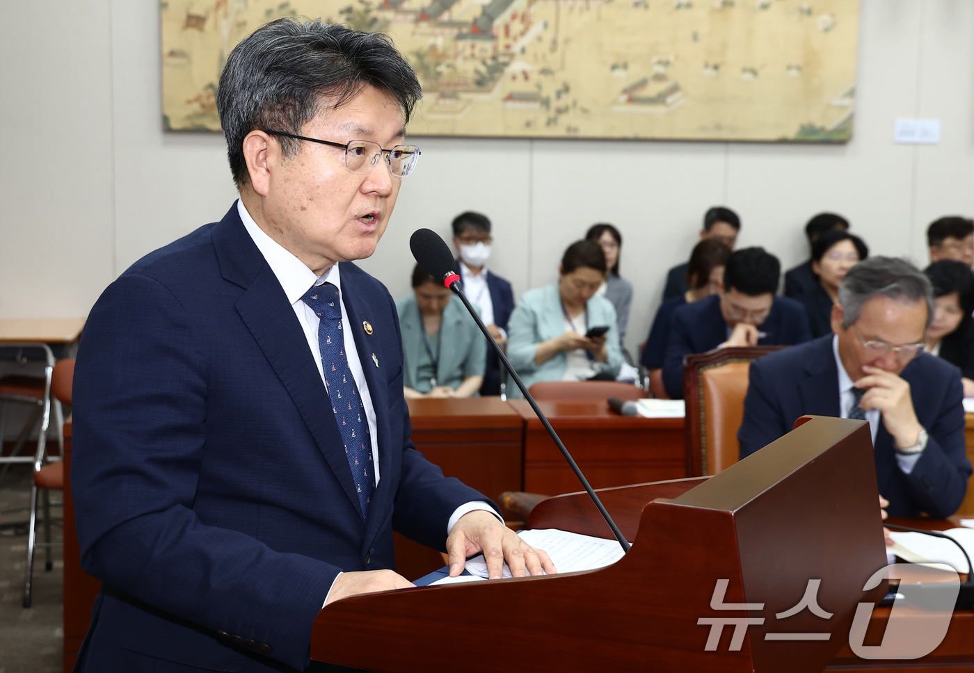 (서울=뉴스1) 김민지 기자 = 오석환 교육부 차관이 11일 서울 여의도 국회에서 열린 교육위원회 전체회의에서 보수 성향 단체 '리박스쿨'의 댓글 여론조작 관련 점검내용 등을 보고 …