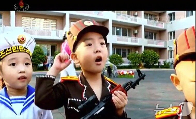 본문 이미지 - 조선중앙TV는 지난 10일 &#39;강반석탁아소의 보육 교양 경험&#39;이라는 프로그램에서 강반석탁아소에서 진행되는 &#39;주역 놀이&#39;에 대해 선전했다.&#40;조선중앙TV 갈무리&#41;