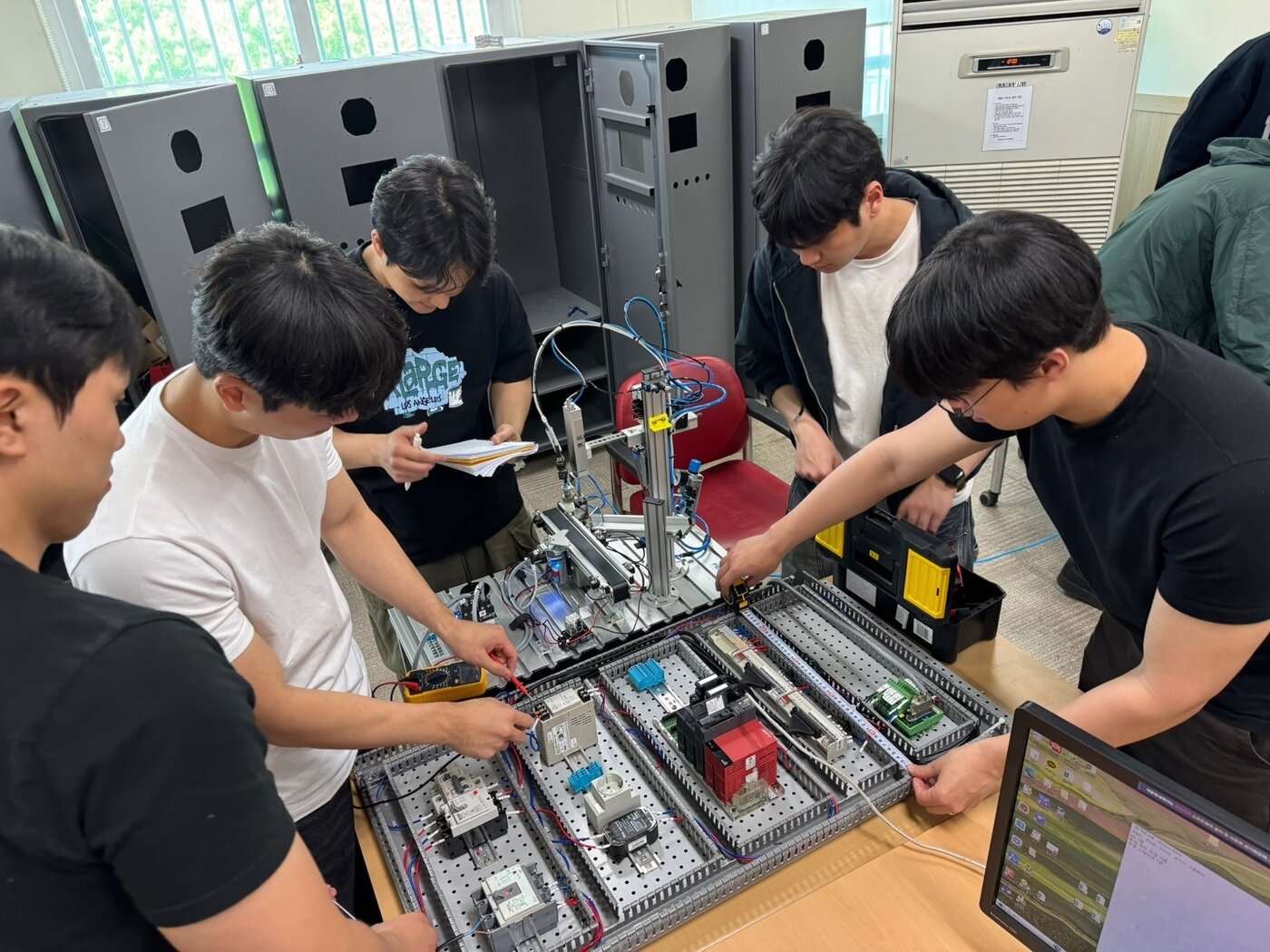 본문 이미지 - Dream Big Semicon Academy 1기 교육생들이 반도체 공정 장비의 불량 진단 등을 위한 전기회로 테스트를 실습하고 있다. 사진= DB하이텍 제공