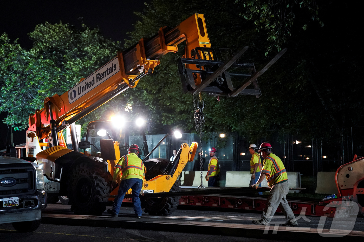 (워싱턴 DC 로이터=뉴스1) 신기림 기자 = 2025년 6월 10일 미국 워싱턴 DC에서 열린 미 육군 건군 250주년 기념 축제 및 퍼레이드에 앞서 작업자들이 군용 차량의 손상 …