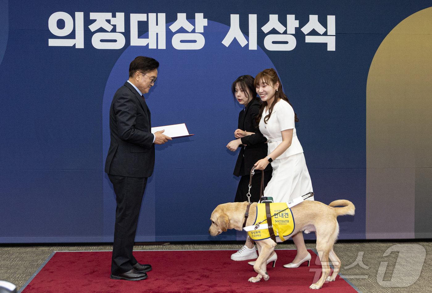 (서울=뉴스1) 이재명 기자 = 우원식 국회의장이 11일 오후 여의도 국회에서 열린 제5회 대한민국 국회 의정대상 시상식에서 김예지 국민의힘 의원에게 입법활동 부문 우수의원으로 상 …