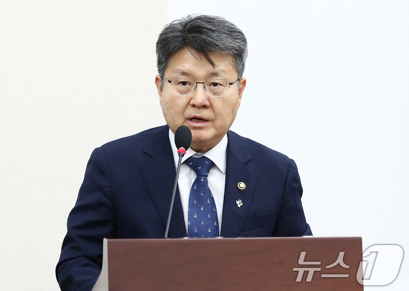(서울=뉴스1) 김민지 기자 = 오석환 교육부 차관이 11일 서울 여의도 국회에서 열린 교육위원회 전체회의에서 보수 성향 단체 '리박스쿨'의 댓글 여론조작 관련 점검내용 등을 보고 …
