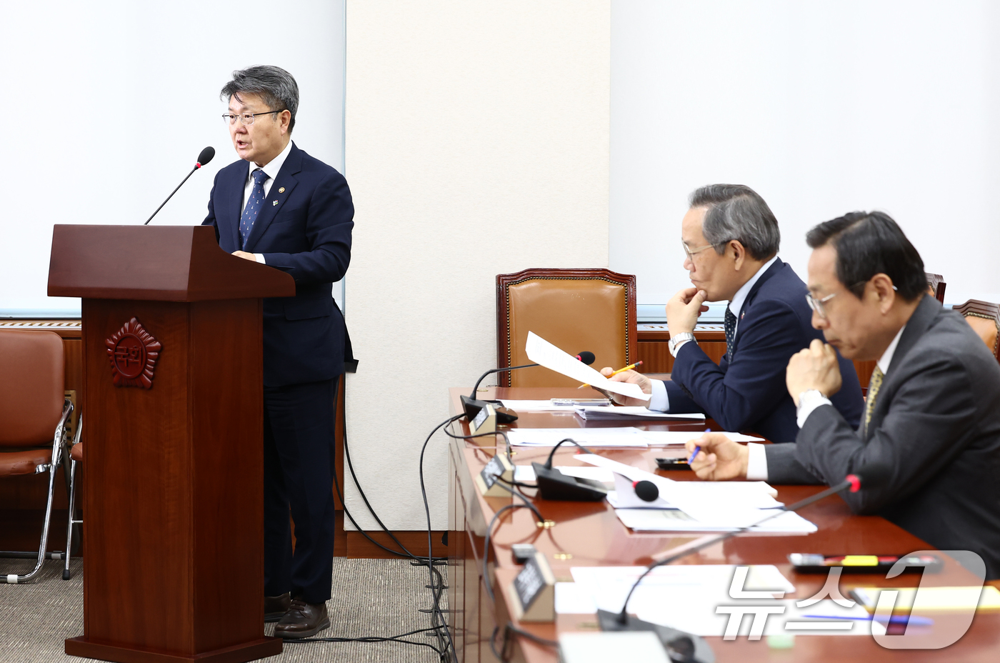 (서울=뉴스1) 김민지 기자 = 오석환 교육부 차관이 11일 서울 여의도 국회에서 열린 교육위원회 전체회의에서 보수 성향 단체 '리박스쿨'의 댓글 여론조작 관련 점검내용 등을 보고 …