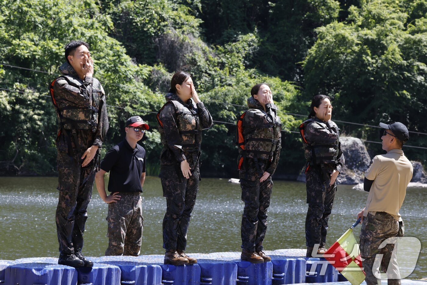 본문 이미지 - 11일 국군간호사관학교 생도들이 전남 화순군 육군보병학교 동복유격훈련장에서 하천 하향횡단훈련을 하기위해 준비자세를 하고있다. 2025.6.11/뉴스1 ⓒ News1 김태성 기자
