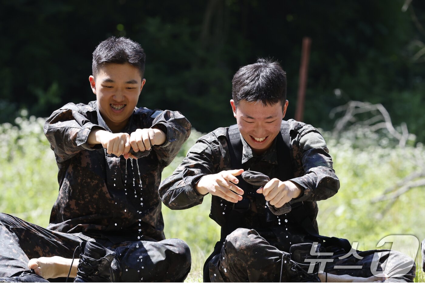 본문 이미지 - 11일 국군간호사관학교 생도들이 전남 화순군 육군보병학교 동복유격훈련장에서 하천 하향횡단훈련을 마친후 군화 속 양말의 물을 짜고 있다. 2025.6.11/뉴스1 ⓒ News1 김태성 기자