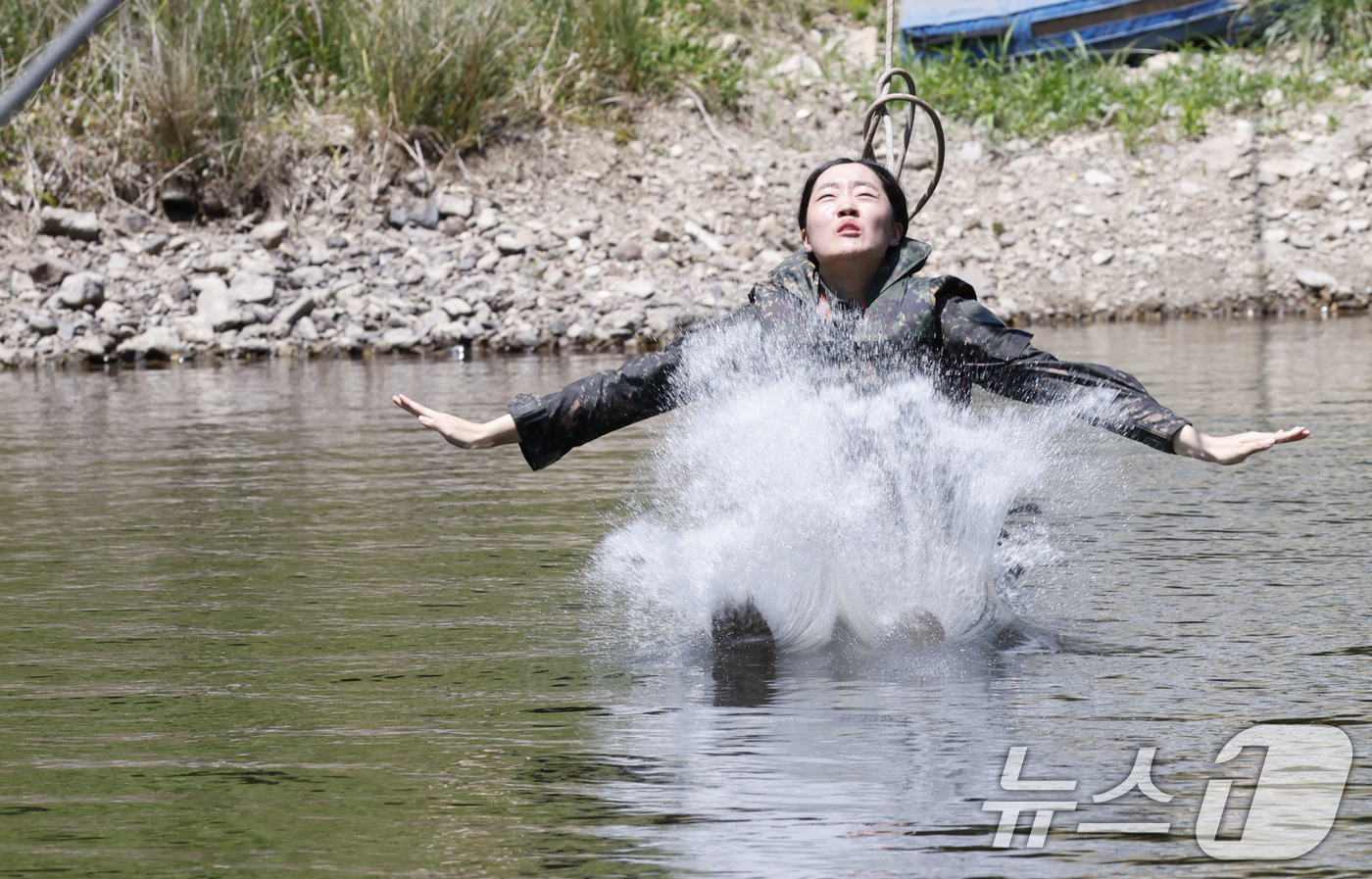 (화순=뉴스1) 김태성 기자 = 11일 국군간호사관학교 생도들이 전남 화순군 육군보병학교 동복유격훈련장에서 하천 하향횡단훈련을 하고 있다. 2025.6.11/뉴스1