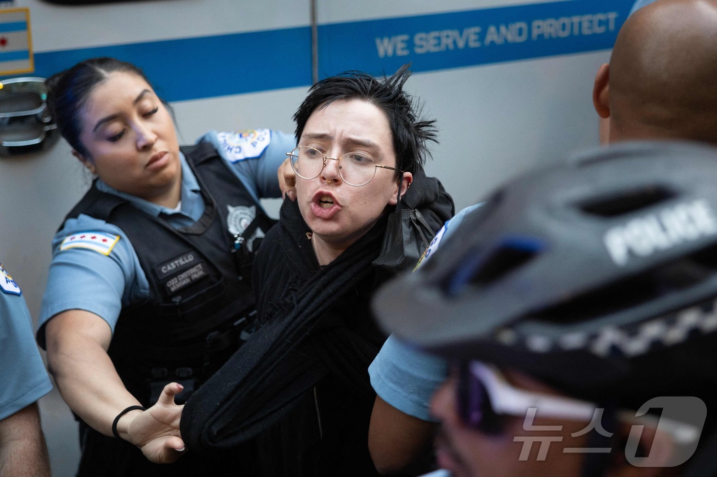 (시카고 AFP=뉴스1) 신기림 기자 = 2025년 6월 10일 일리노이주 시카고 루프에서 열린 시위에서 경찰이 한 사람을 연행하고 있다. 도널드 트럼프 행정부의 이민 단속에 반대 …