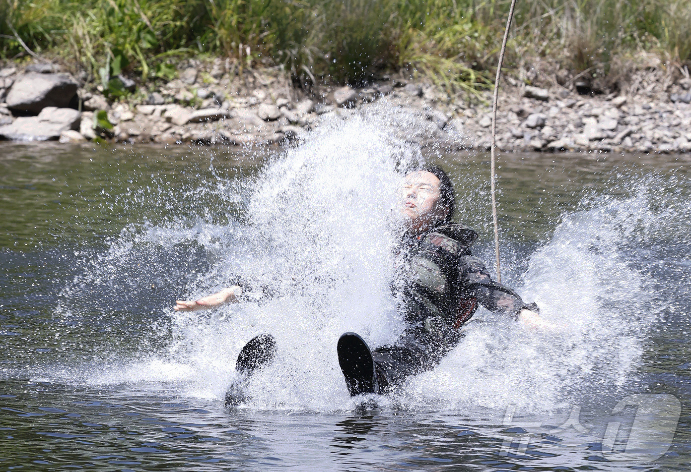(화순=뉴스1) 김태성 기자 = 11일 국군간호사관학교 생도들이 전남 화순군 육군보병학교 동복유격훈련장에서 하천 하향횡단훈련을 하고 있다.  2025.6.11/뉴스1