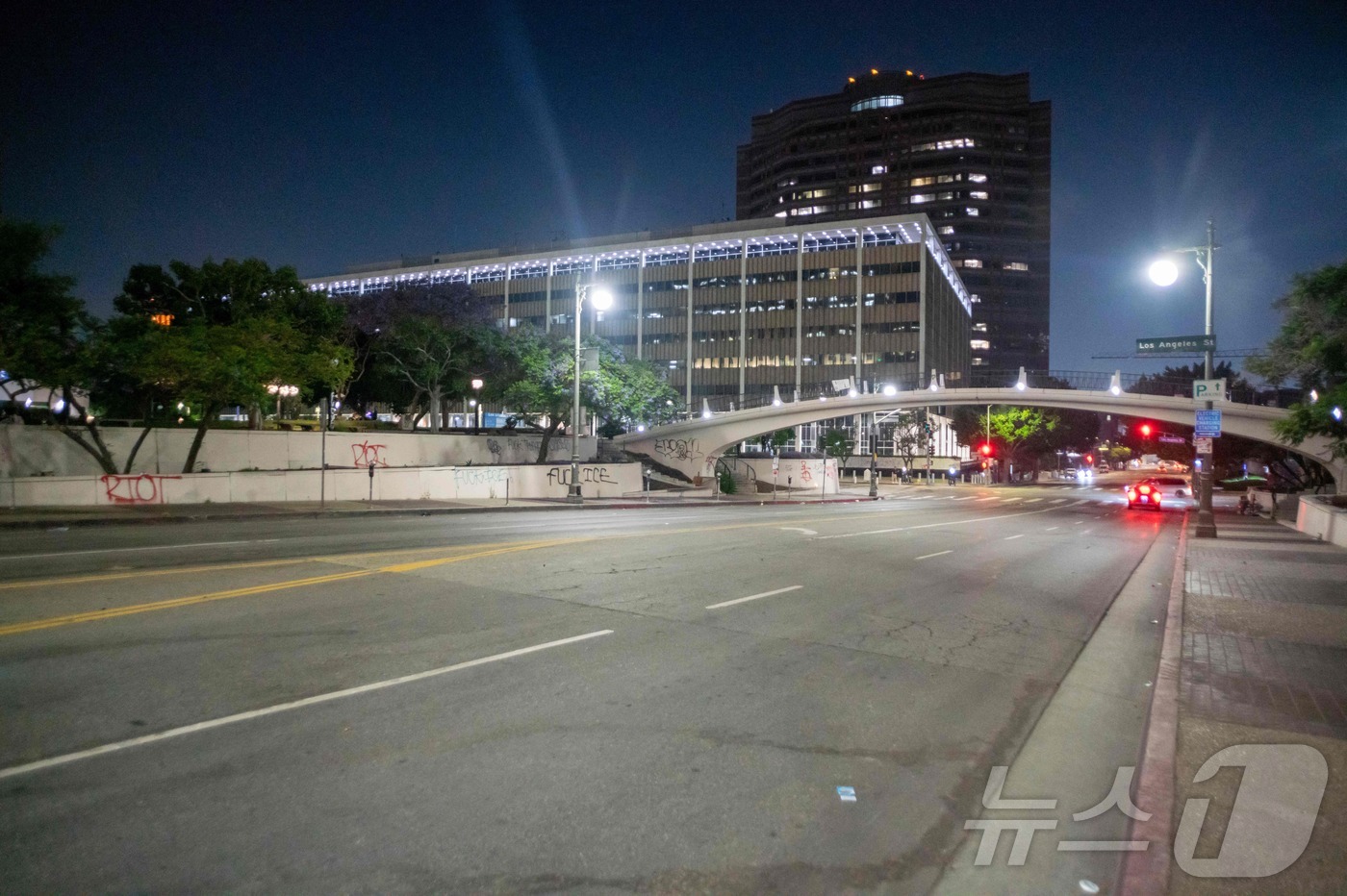 (LA AFP=뉴스1) 신기림 기자 = 2025년 6월 10일 로스앤젤레스에서 연방 이민단속 작전에 반대하는 시위가 며칠째 이어지면서 심야 통행금지령이 발효된 가운데 연방 건물 근 …