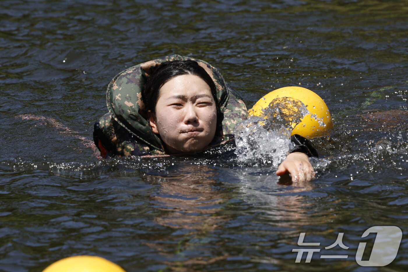 본문 이미지 - 11일 국군간호사관학교 생도들이 전남 화순군 육군보병학교 동복유격훈련장에서 하천 하향횡단훈련을 하고 있다. 2025.6.11/뉴스1 ⓒ News1 김태성 기자