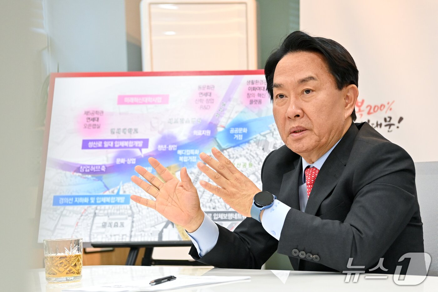 본문 이미지 - 이성헌 서대문구청장이 뉴스1과 인터뷰를 하고 있다.&#40;서대문구청 제공&#41;