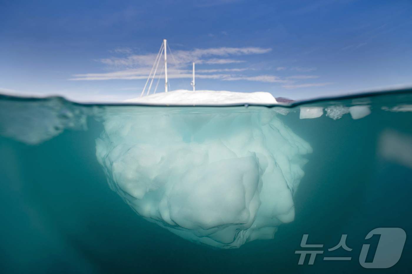 본문 이미지 - 그린란드 원정대의 범선 '카막' 호가 2023년 8월 15일 그린란드 동부 빙하에서 분리된 빙산 사이를 항해하고 있다. 2023.8.15 ⓒ AFP=뉴스1 ⓒ News1 강민경 기자