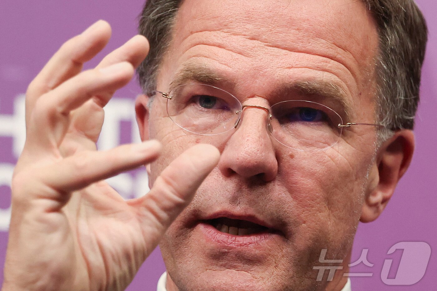 본문 이미지 - 마르크 뤼터 북대서양조약기구&#40;NATO·나토&#41; 사무총장은 9일&#40;현지시간&#41; 영국 런던에서 나토 정상회의에 앞서 기조연설을 하고 있다. 2025.6.9 ⓒ 로이터=뉴스1 ⓒ News1 김경민 기자