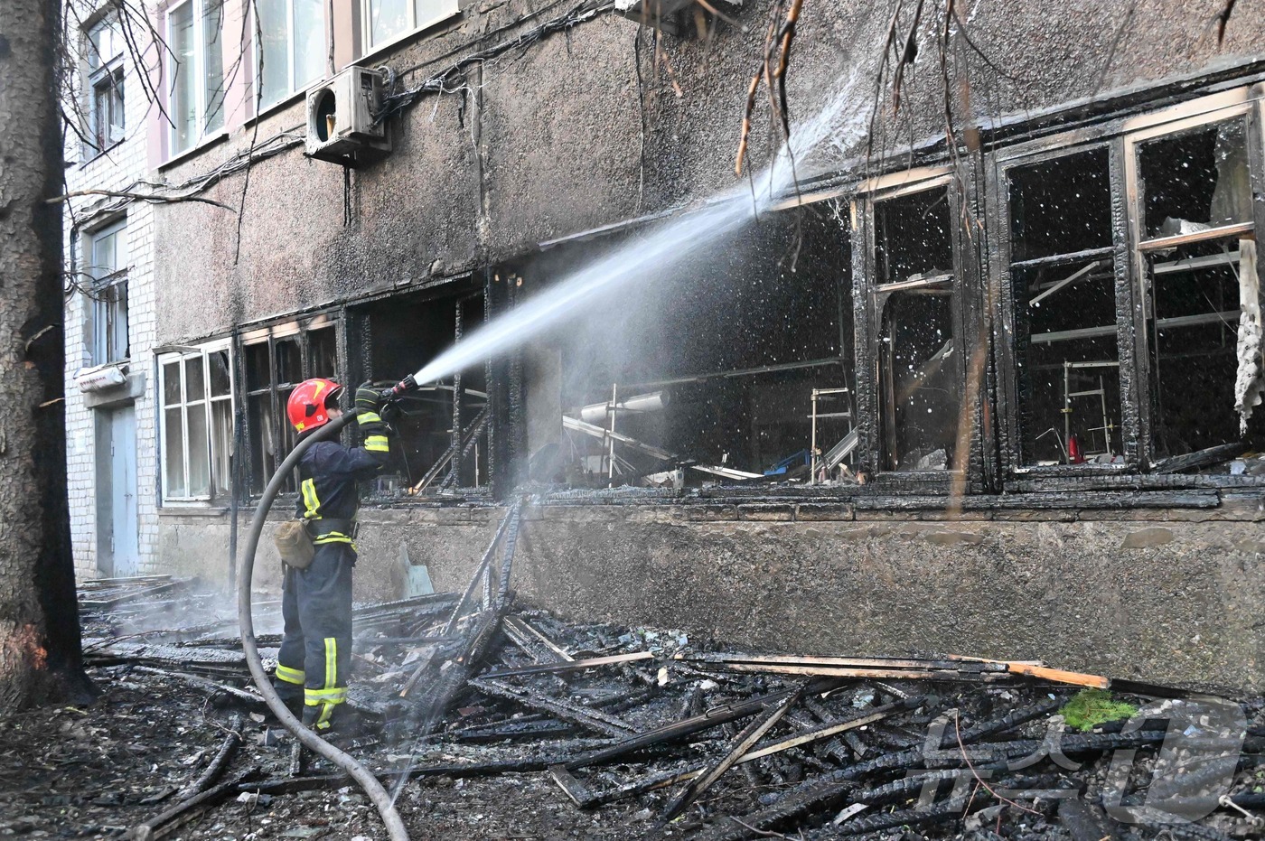 (하르키우 AFP=뉴스1) 강민경 기자 = 11일 우크라이나 하르키우에서 러시아 드론 공격으로 피해를 입은 건물에서 소방관이 불을 끄고 있다. 우크라이나 당국은 이날 오전 동북부 …