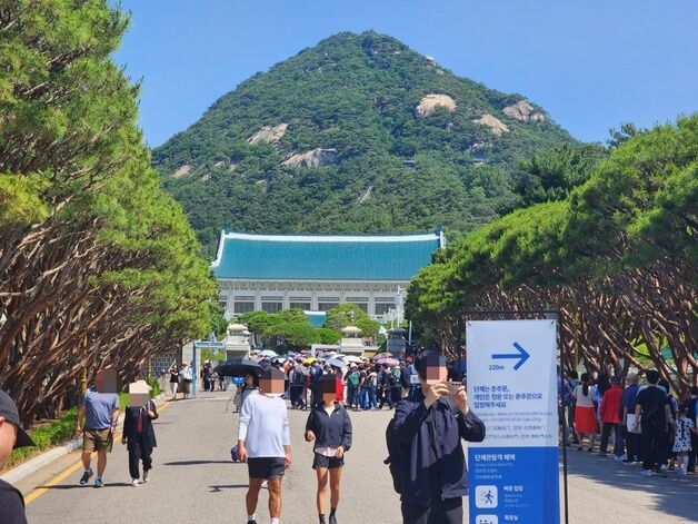 [르포] 찌는 더위 속 청와대 앞 120m 장사진…"대통령, 靑 복귀 찬성"