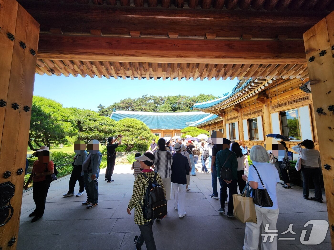 본문 이미지 - 11일 관람객들이 서울시 종로구 청와대 내에 위치한 대통령 관저를 보기 위해 입구에 들어서고 있다. 2025.06.11/ⓒ 뉴스1 권진영 기자