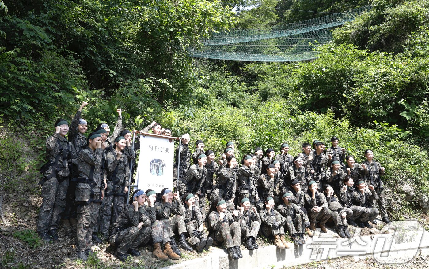 본문 이미지 - 11일 국군간호사관학교 생도들이 전남 화순군 육군보병학교 동복유격훈련장에서 오전 장애물극복훈련을 마치고 기념촬영을 하고있다. 2025.6.11/뉴스1 ⓒ News1 김태성 기자