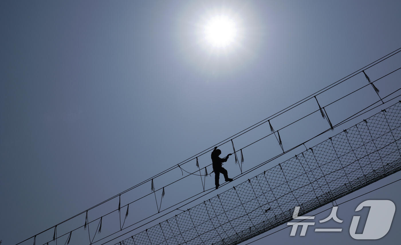 (화순=뉴스1) 김태성 기자 = 11일 국군간호사관학교 생도들이 전남 화순군 육군보병학교 동복유격훈련장에서 장애물극복훈련을 하고있다. 2025.6.11/뉴스1