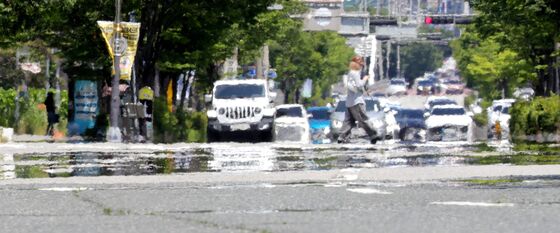 '아지랑이 피어오르는 도로'