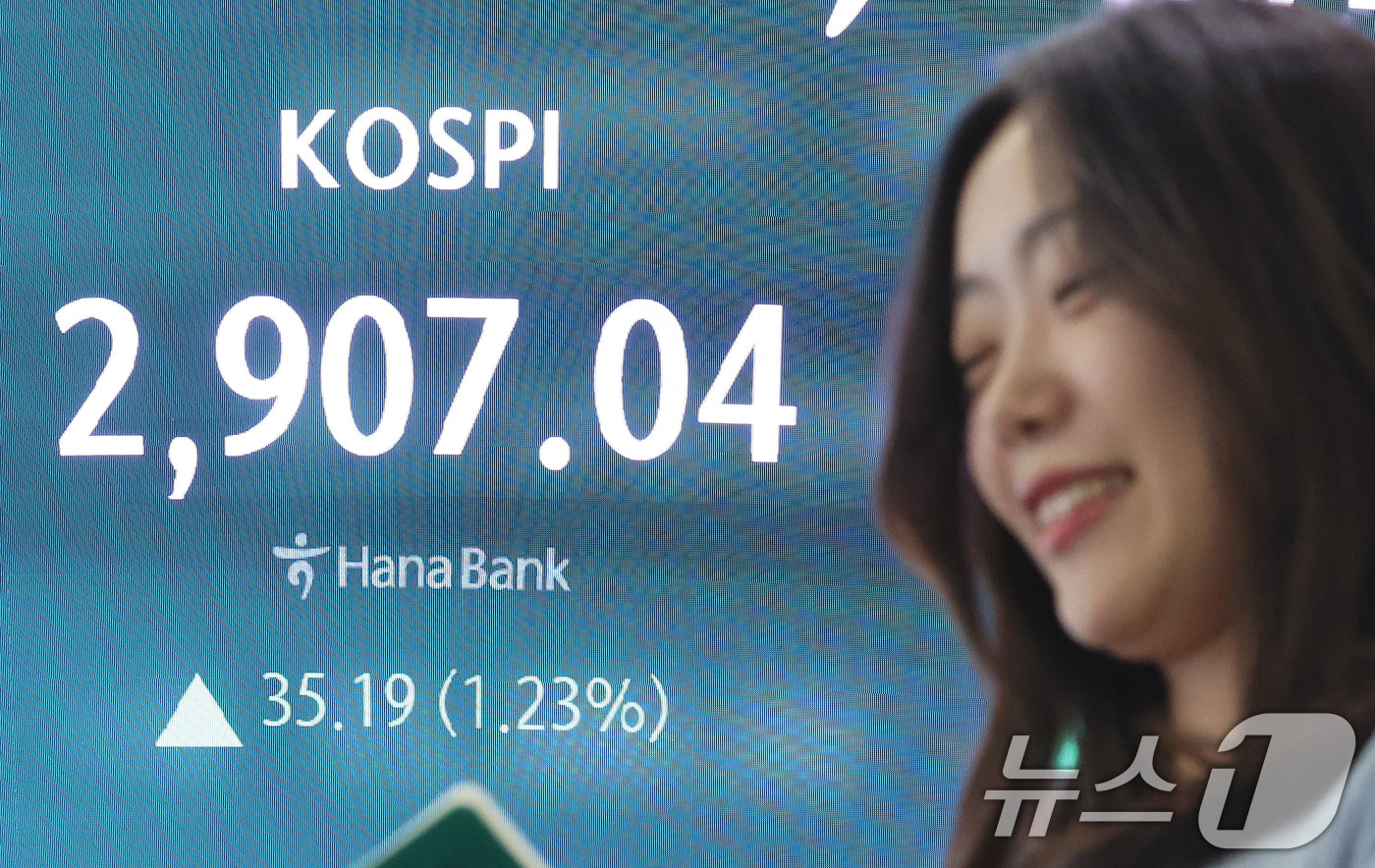 (서울=뉴스1) 이동해 기자 = 코스피가 3년 5개월 만에 2,900선을 넘어선 11일 오후 서울 중구 하나은행 본점 딜링룸 전광판에 종가가 표시되고 있다.이날 코스피 지수는 전 …
