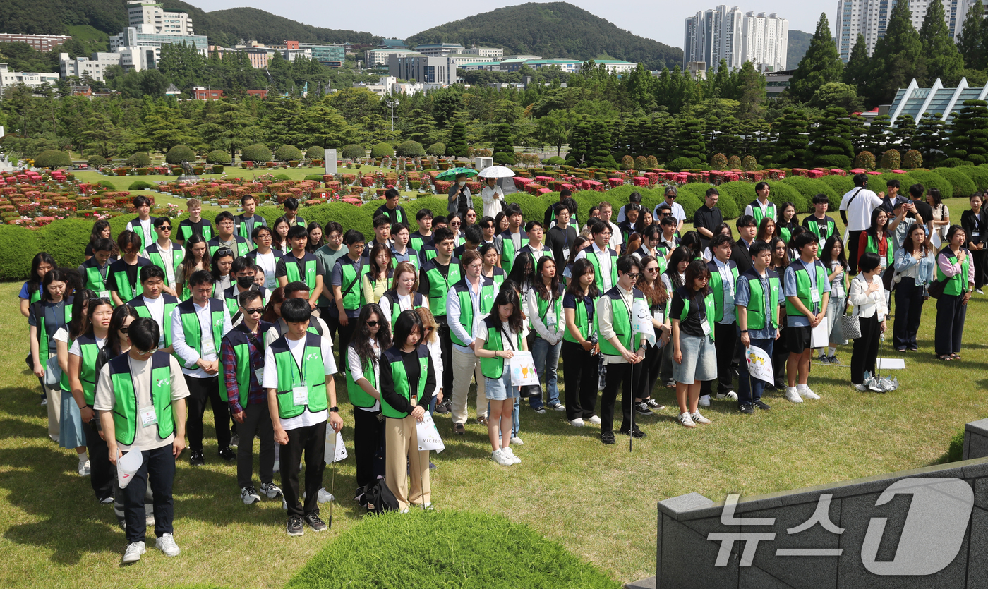 (부산=뉴스1) 윤일지 기자 = 11일 오후 부산 남구 유엔기념공원에서 '유엔참전국 후손 교류캠프' 참가자들이 6·25전쟁 참전 유엔군 전몰장병 묘역을 참배하고 있다.2009년에 …