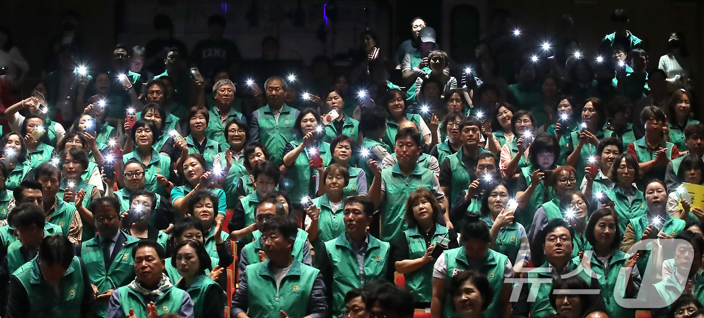 (대구=뉴스1) 공정식 기자 = 11일 오후 대구 북구 iM뱅크 제2본점에서 열린 '제15회 새마을의 날 기념식'에 참석한 대구시새마을회 회원과 시민들이 새마을노래를 제창하고 있다 …