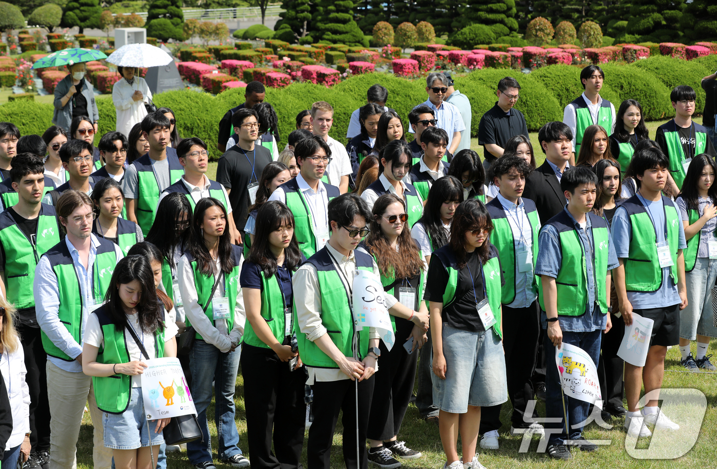 (부산=뉴스1) 윤일지 기자 = 11일 오후 부산 남구 유엔기념공원에서 '유엔참전국 후손 교류캠프' 참가자들이 6·25전쟁 참전 유엔군 전몰장병 묘역을 참배하고 있다.2009년에 …