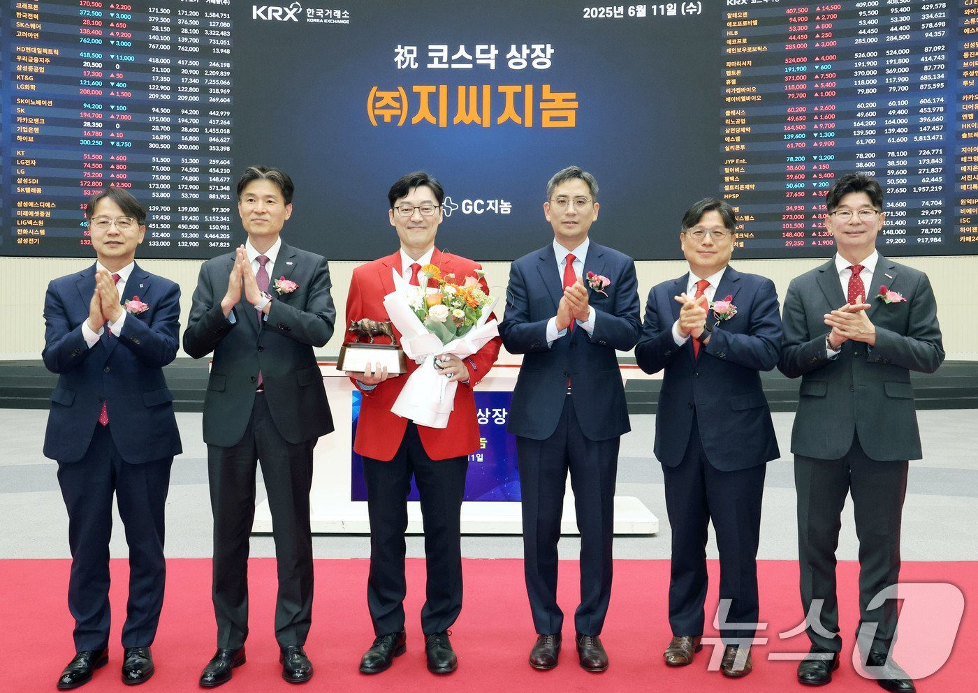 (서울=뉴스1) 이연주 기자 = 11일 서울 영등포구 한국거래소에서 열린 지씨지놈 코스닥시장 상장 기념식에서 김대영 한국IR협의회 부회장(왼쪽부터), 민경욱 한국거래소 코스닥시장본 …